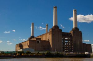 800px-Battersea_Power_Station_from_the_river